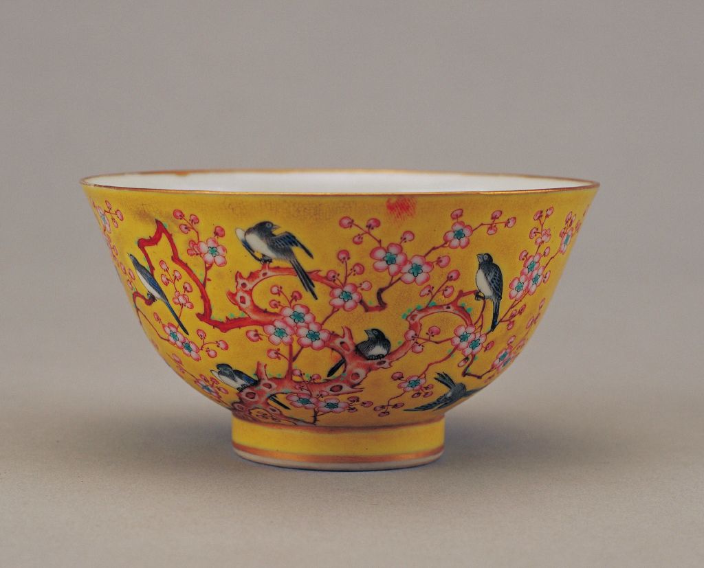 图片[1]-Yellow ground pink bowl with plum blossom and spring swallow pattern-China Archive